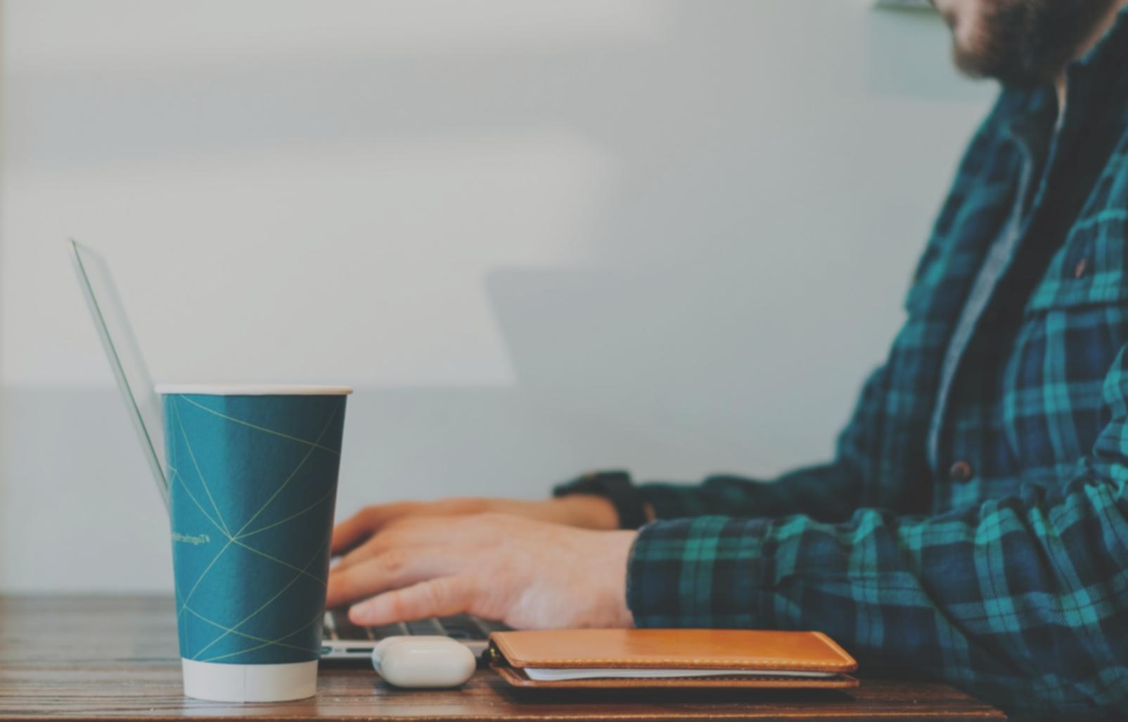 Environnement de travail avec documents financiers
